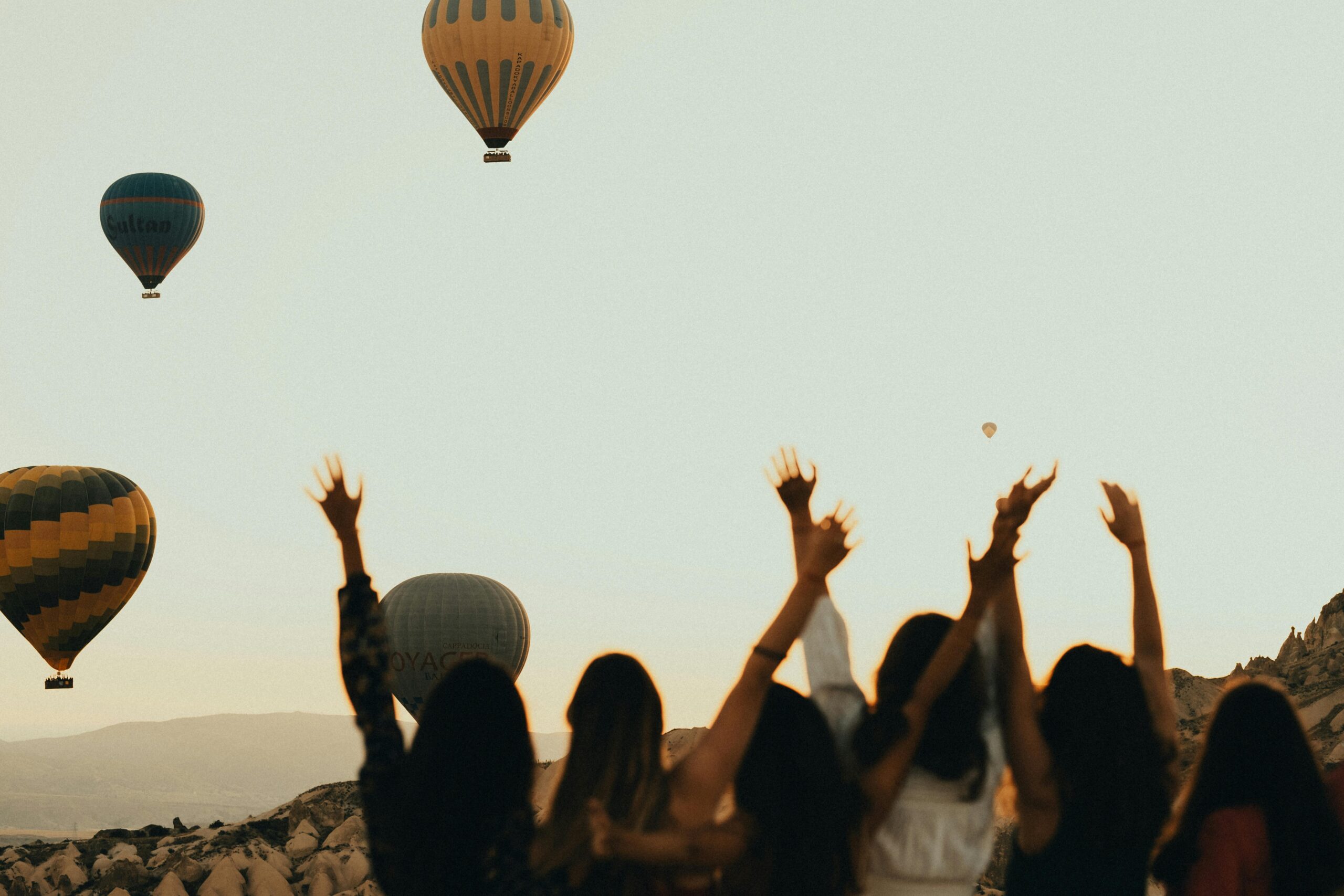 Amici in viaggio che guardano le mongolfiere