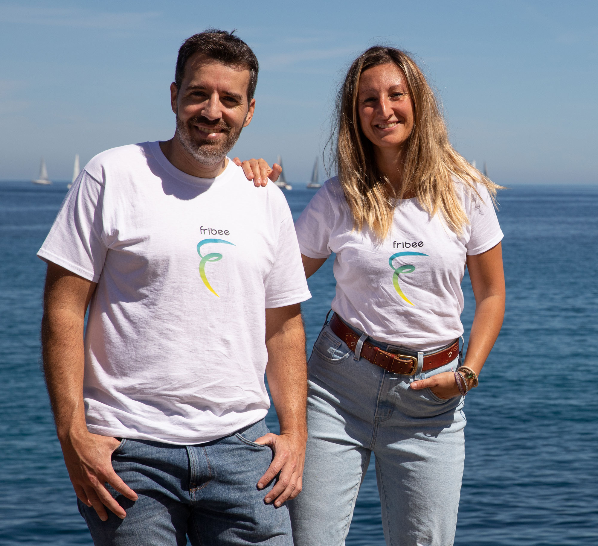 Eleonora e Juan, fondatori di Fribee, con maglia Fribee
