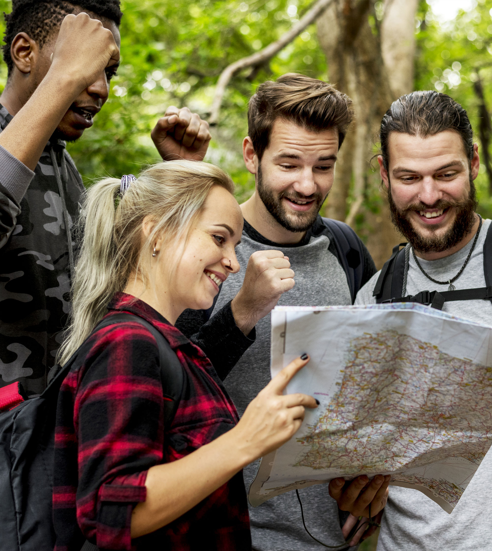 Amici che consultano un itinerario di viaggio insieme