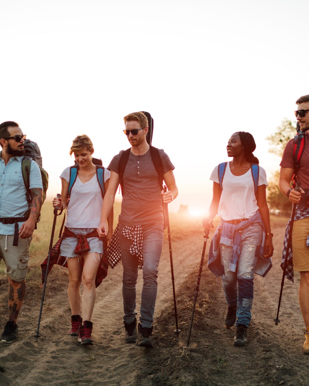 Amici durante un trekking in montagna insieme