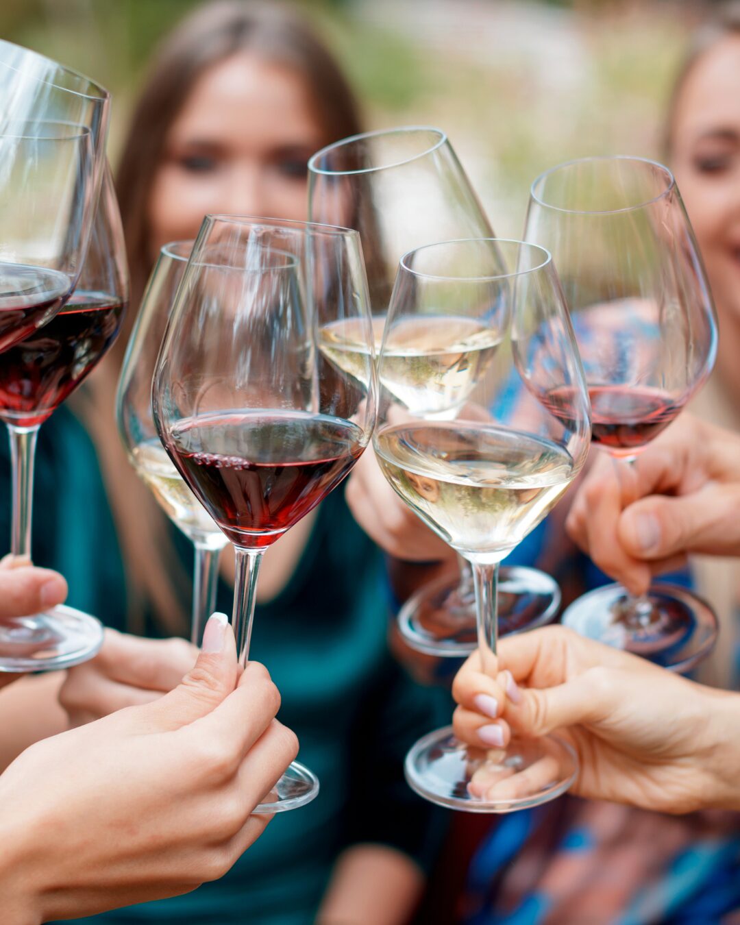 Amici che brindano con calici durante un aperitivo