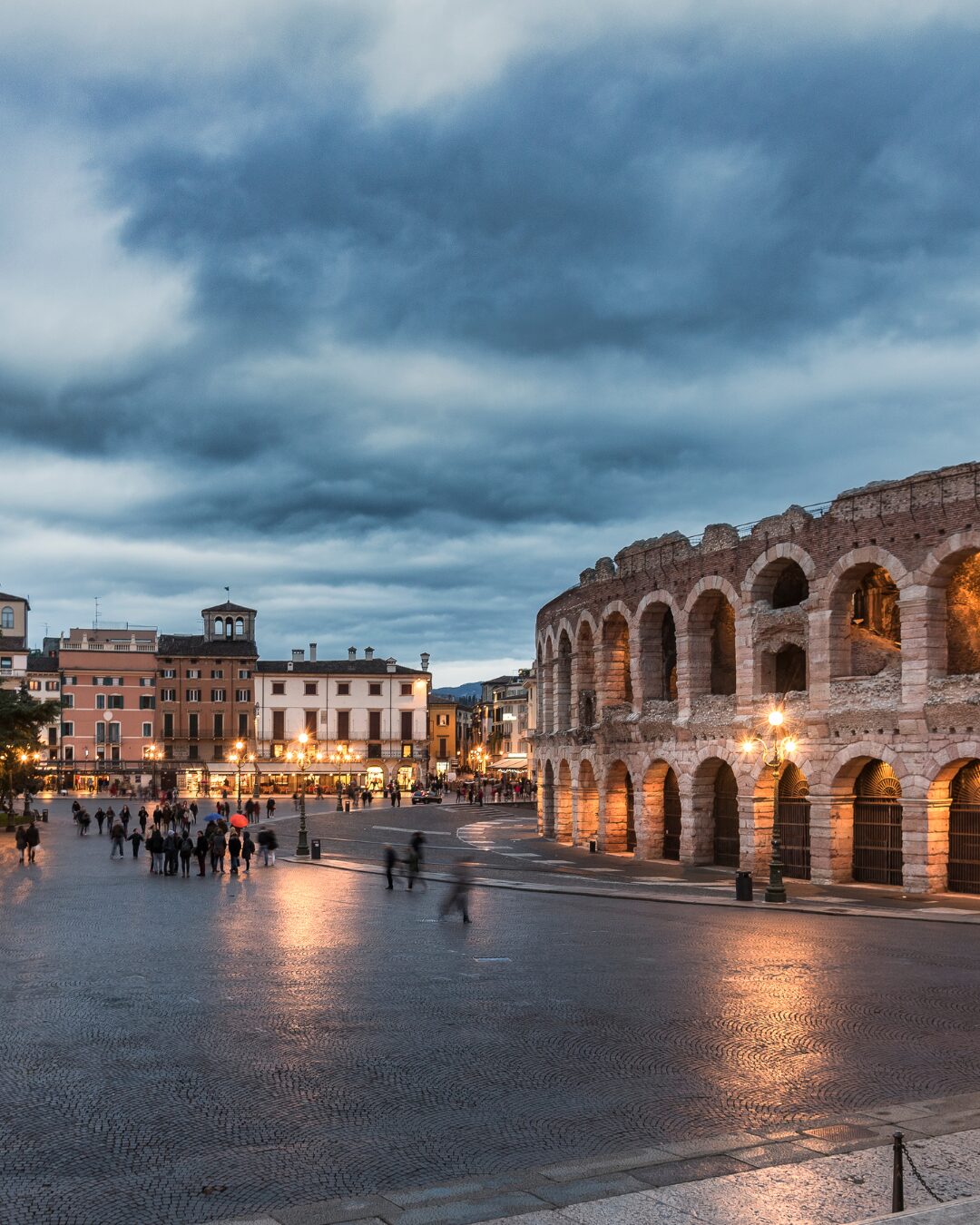 Amici che visitano attrazioni culturali durante un viaggio