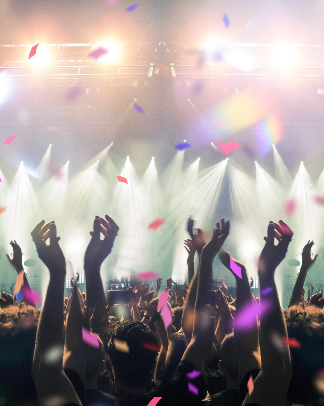 Amici a un concerto durante un momento di musica dal vivo