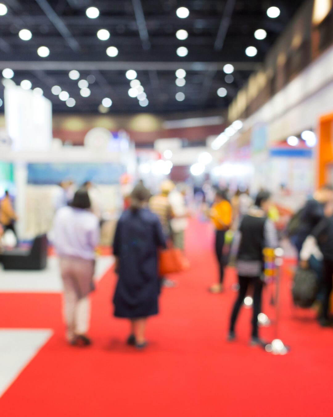 Amici a una fiera tecnologica durante un evento