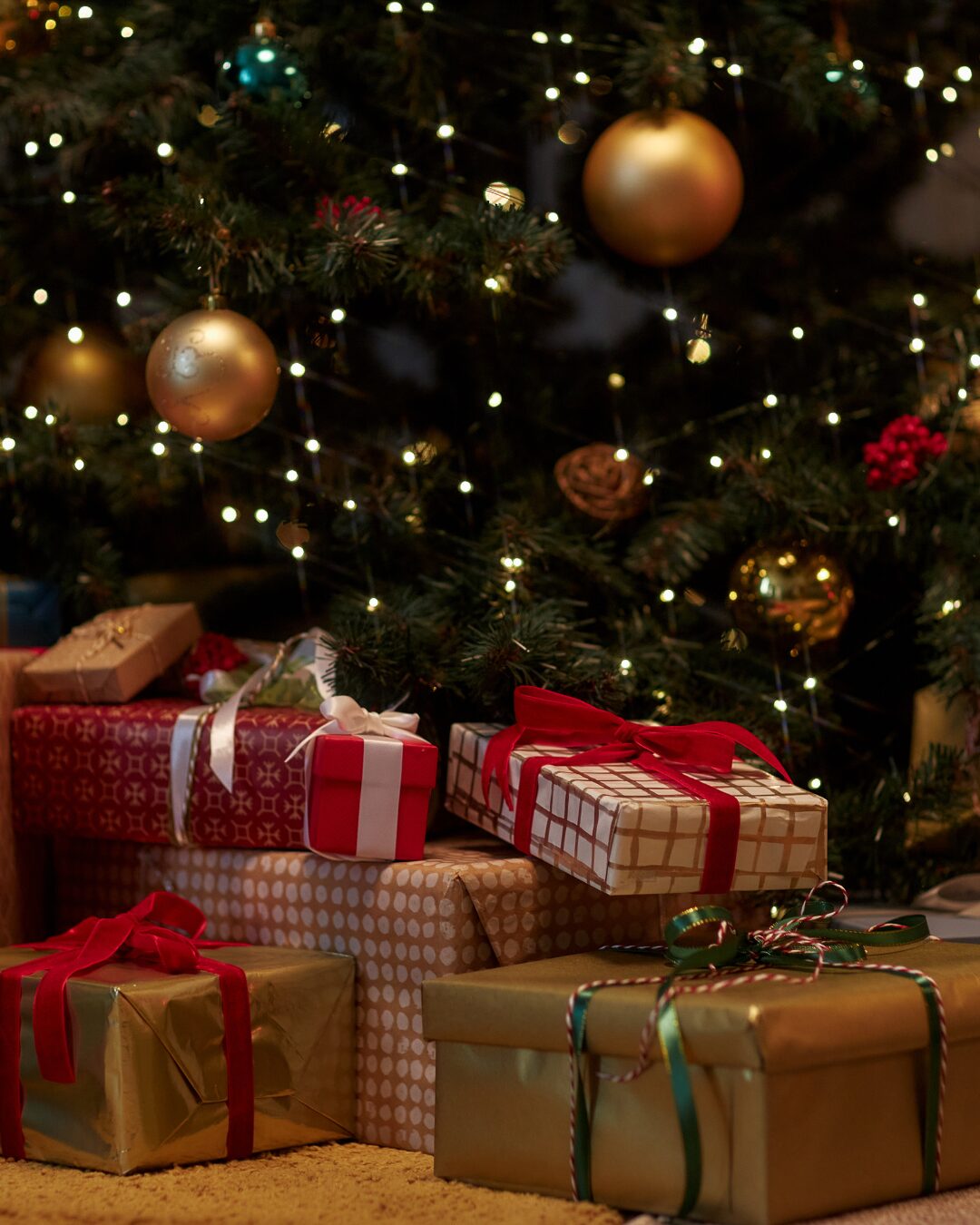 Regali di Natale condivisi tra amici durante una serata insieme