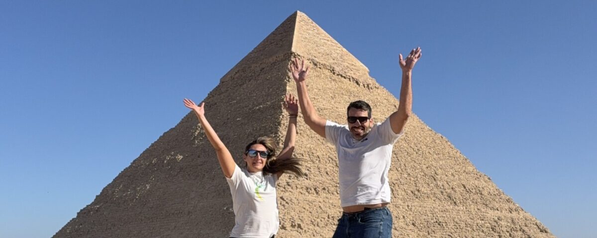 Eleonora e Juan in viaggio in Egitto tra le piramidi